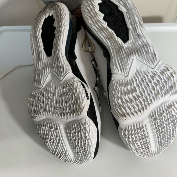 Nike LeBron size 9.5 almost brand new - Picture 5 of 6